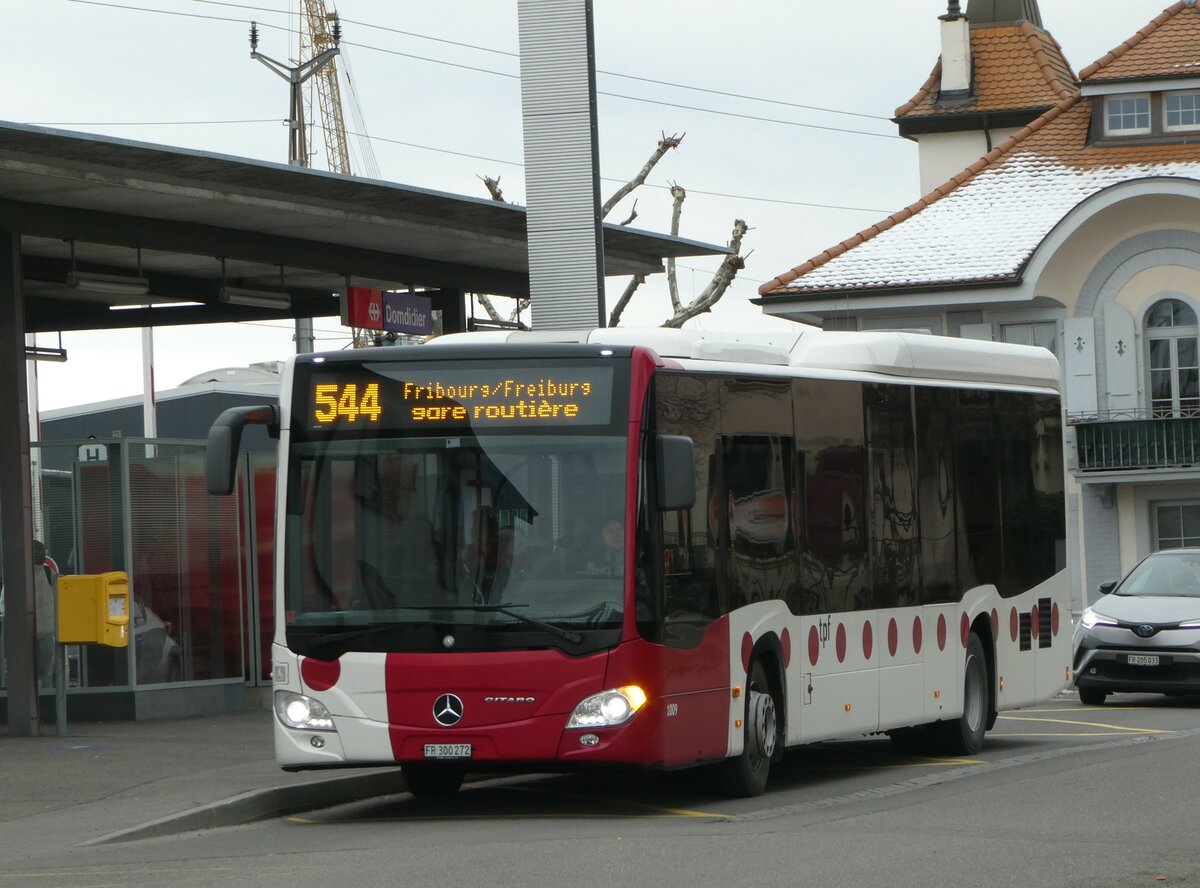 (245'528) - TPF Fribourg - Nr. 1009/FR 300'272 - Mercedes am 28. Januar 2023 beim Bahnhof Domdidier