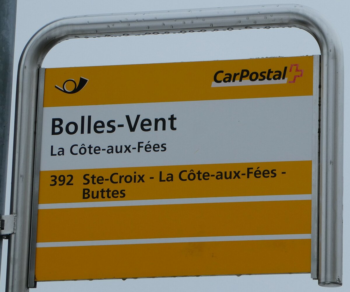 (245'679) - PostAuto-Haltestellenschild - La Cte-aux-Fes, Bolles-Vent - am 2. Februar 2023
