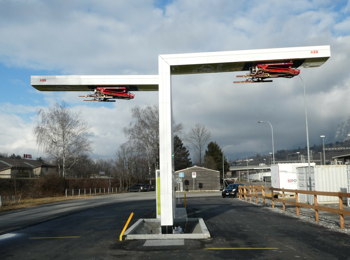 (245'869) - Ladestation fr Elektrobusse am 6. Februar 2023 beim Bahnhof Untervaz-Trimmis