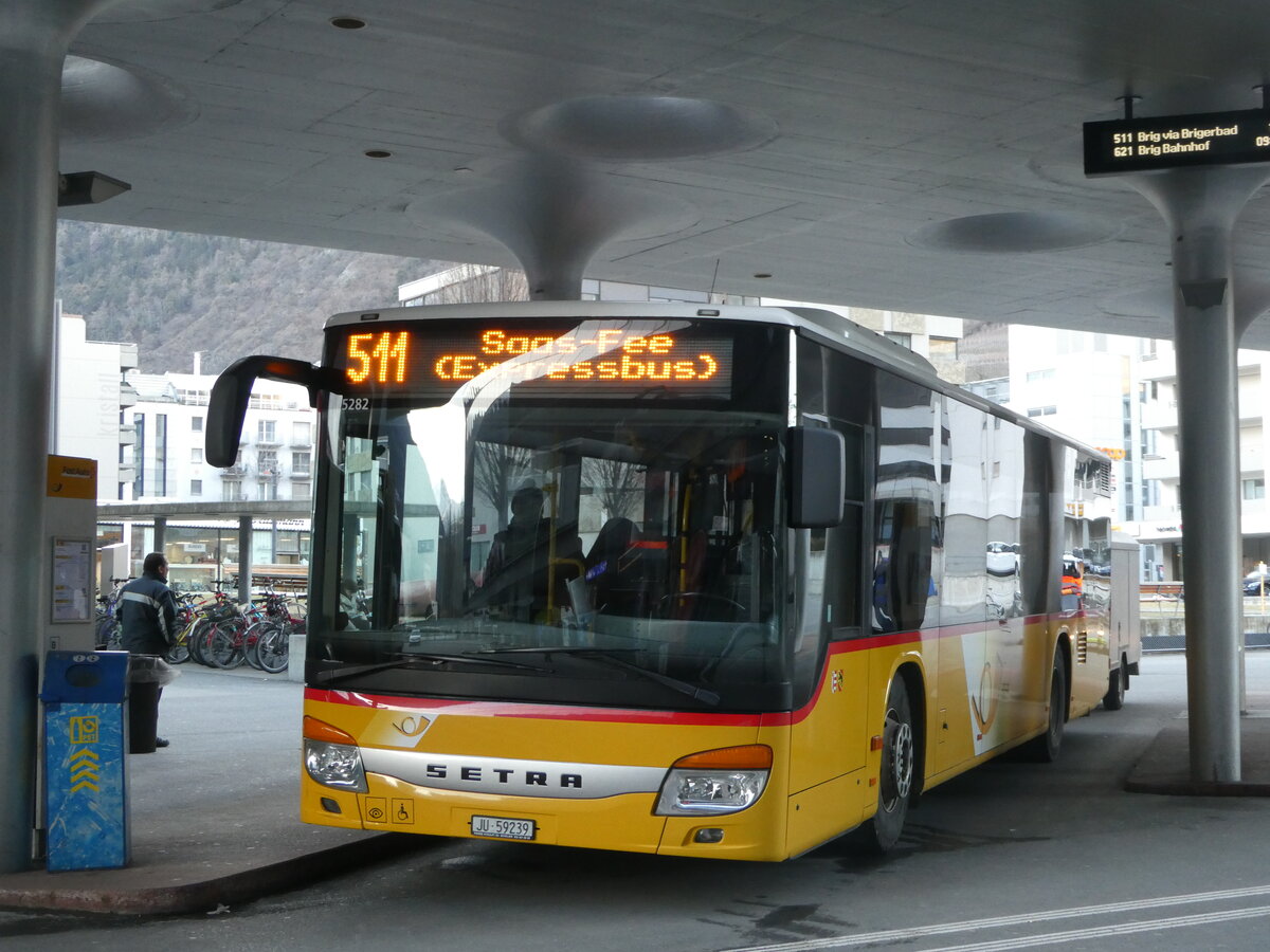 (245'999) - CarPostal Ouest - JU 59'239/PID 5282 - Setra (ex Nr. 23) am 11. Februar 2023 beim Bahnhof Visp 