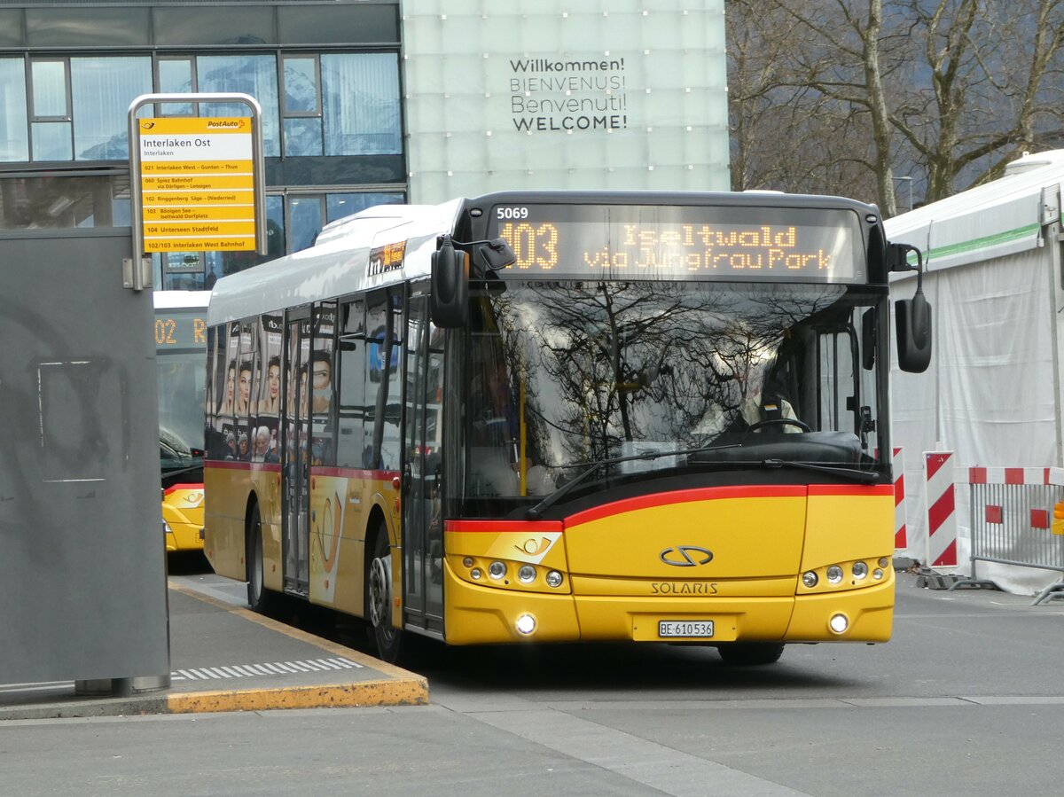 (246'276) - PostAuto Bern - BE 610'536/PID 5069 - Solaris am 17. Februar 2023 beim Bahnhof Interlaken Ost