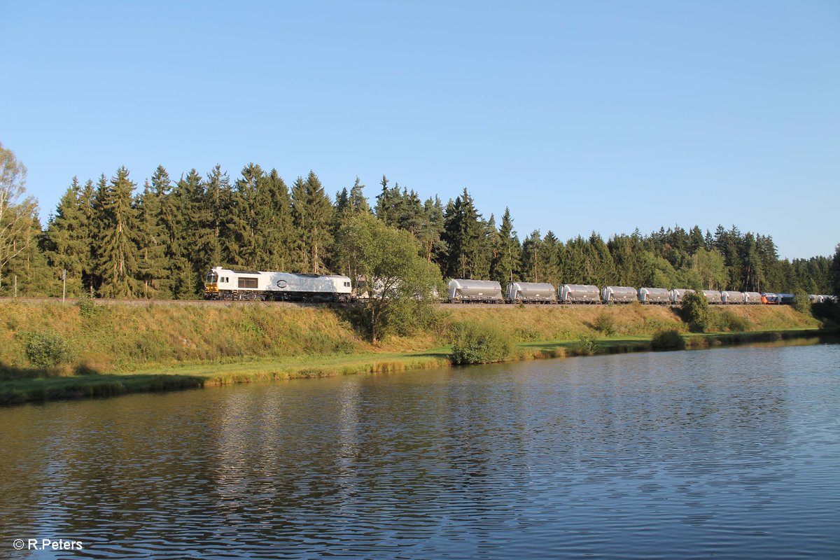 247 042 zieht den Zementzug Rüdersdorf - Regensburg bei Oberteich. 15.09.16