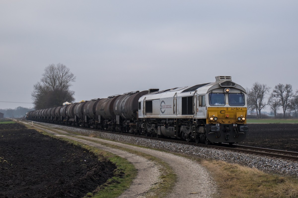 247 047-4 mit einem Kesselwagenzug am 30. Dezember 2015 kurz vor Alttting.