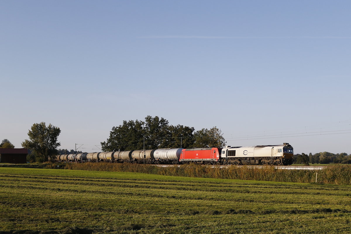 247 051 und 185 230 mit einem Kesselwagenzug am 20. September 2018 bei Bernau.