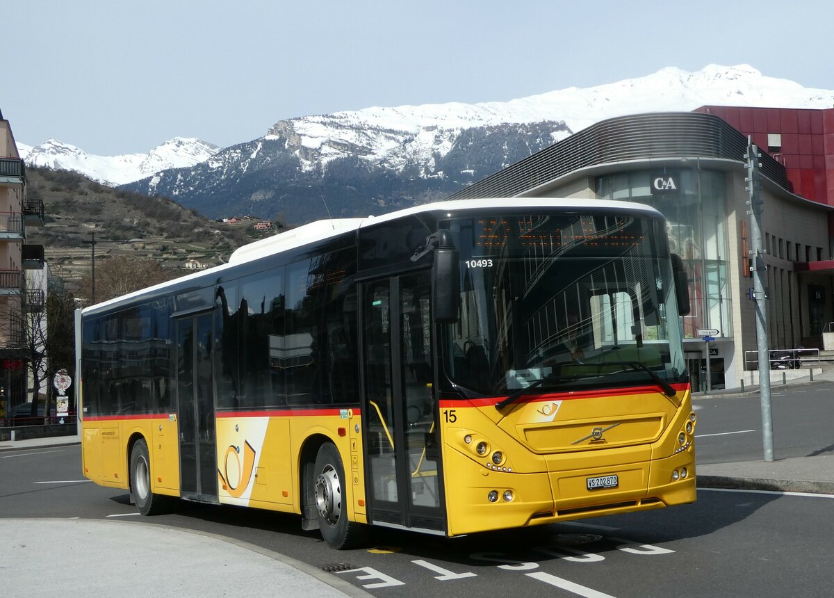 (247'234) - Lathion, Sion - Nr. 15/VS 202'870/PID 10'493 - Volvo am 16. Mrz 2023 beim Bahnhof Sion