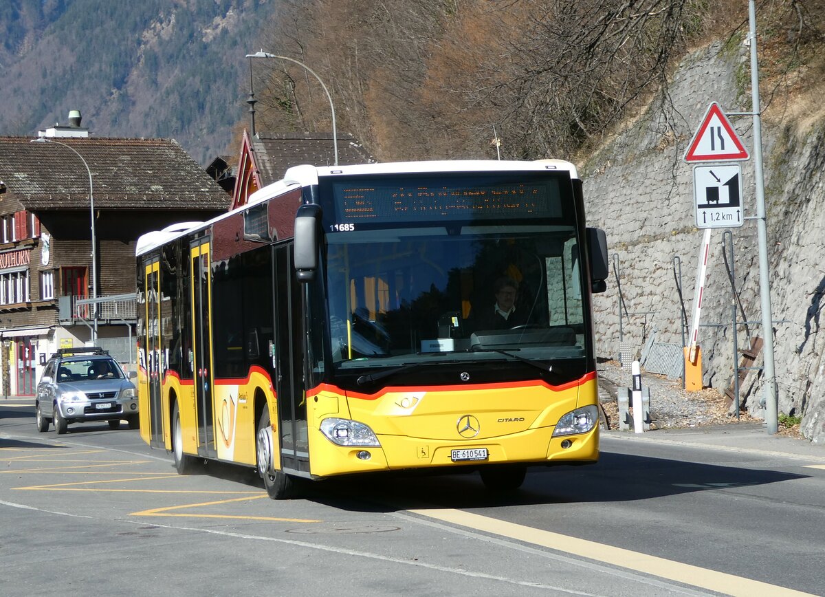 (247'406) - PostAuto Bern - BE 610'541/PID 11'685 - Mercedes am 18. Mrz 2023 beim Bahnhof Brienz