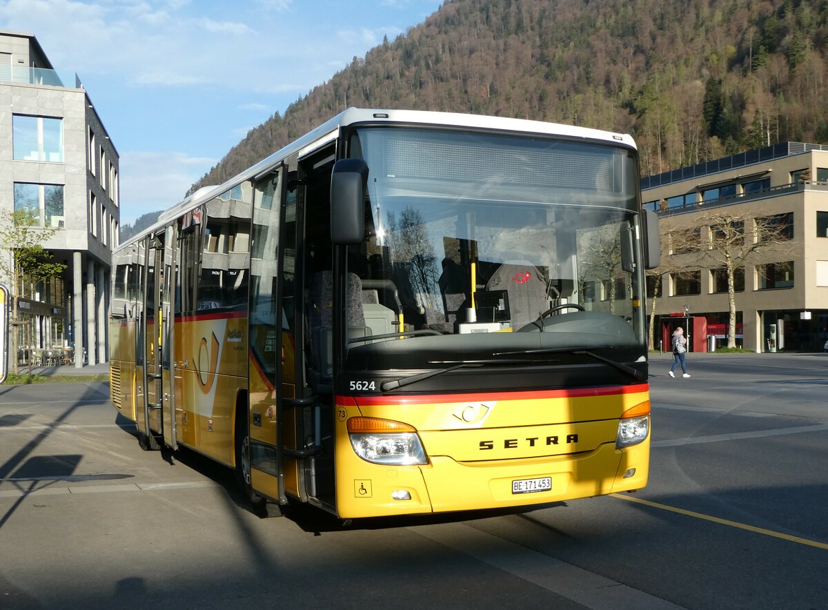 (248'748) - PostAuto Bern - Nr. 73/BE 171'453/PID 5624 - Setra (ex AVG Meiringen Nr. 73) am 18. April 2023 beim Bahnhof Interlaken Ost