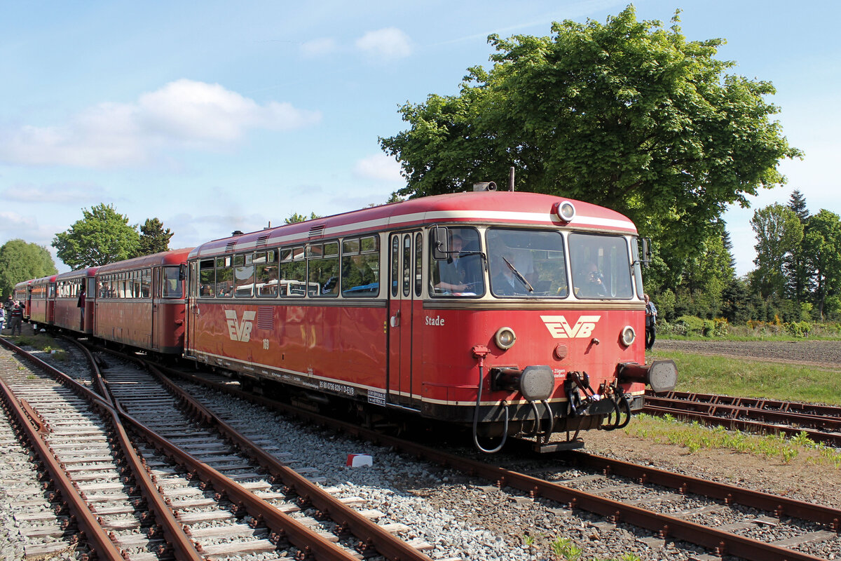 25 Jahre Moorexpress: EVB 169 verlässt den Bahnhof Gnarrenburg am 10.05.2025.
