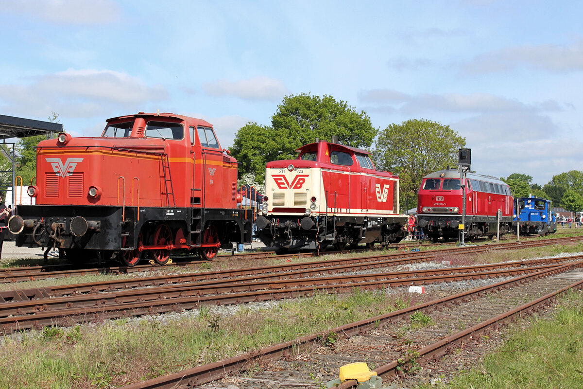 25 Jahre Moorexpress: Fahrzeugausstellung mit EVB 274, EVB 211 323-1, 169 001 (219 001-5) und die 335 212-7 für Führestandsmitfahrten. Gnarrenburg, 10.05.2025.
