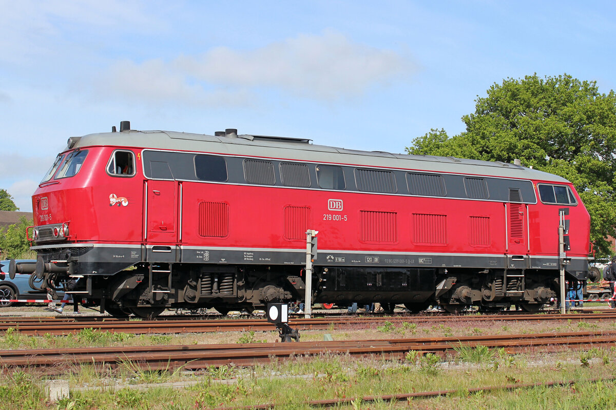 25 Jahre Moorexpress: Fahrzeugausstellung mit 169 001 (219 001-5) am 10.05.2025 in Gnarrenburg.