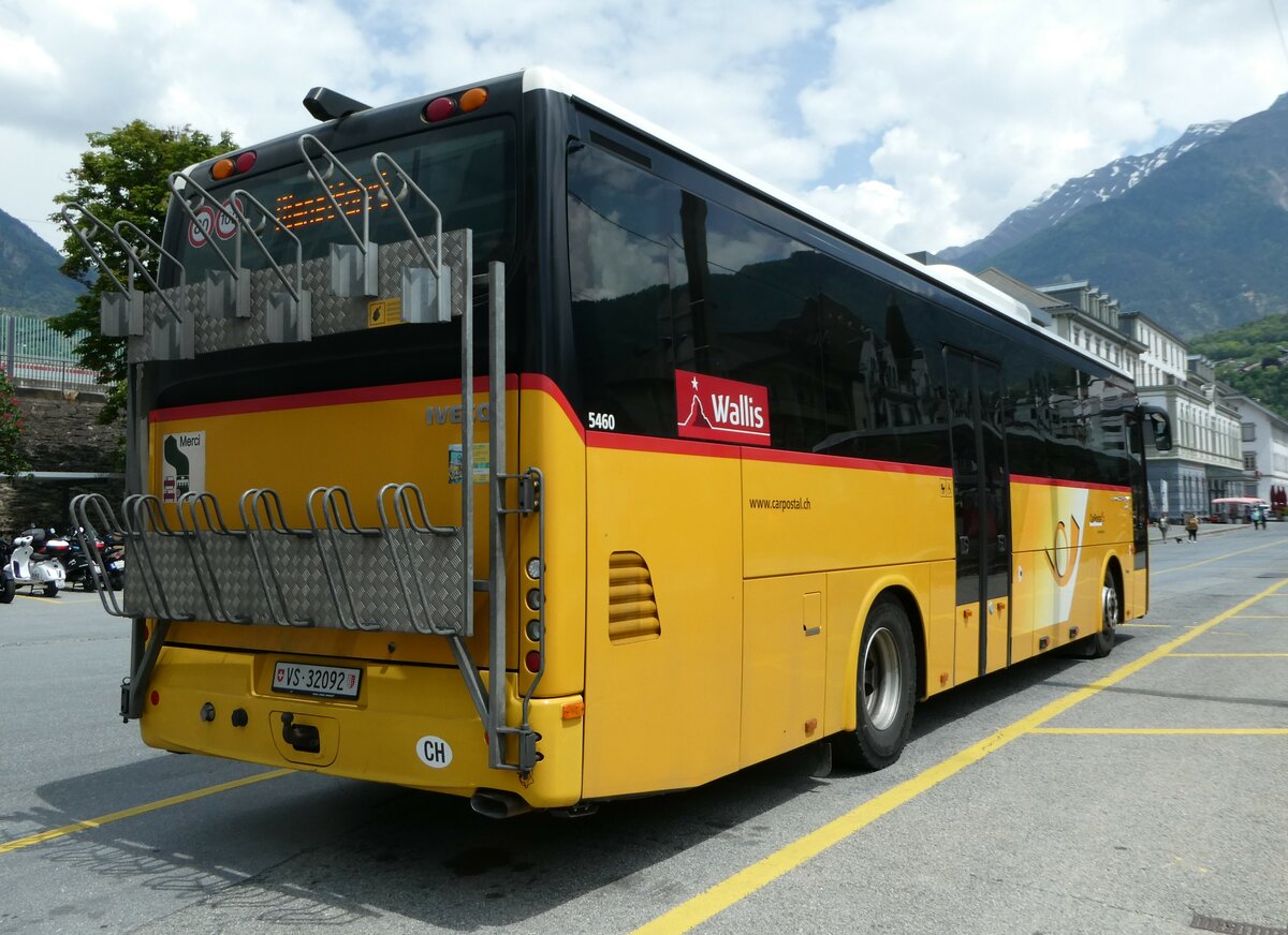 (250'374) - PostAuto Wallis - VS 32'092/PID 5460 - Irisbus (ex CarPostal Ouest) am 23. Mai 2023 beim Bahnhof Brig