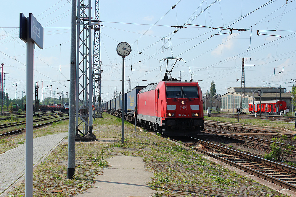 25.04.2014 14:19 Uhr - Der LKW-Walter Rostock - Verona durchfährt mit 185 347 den Stendaler Personenbahnhof in Richtung Magdeburg.