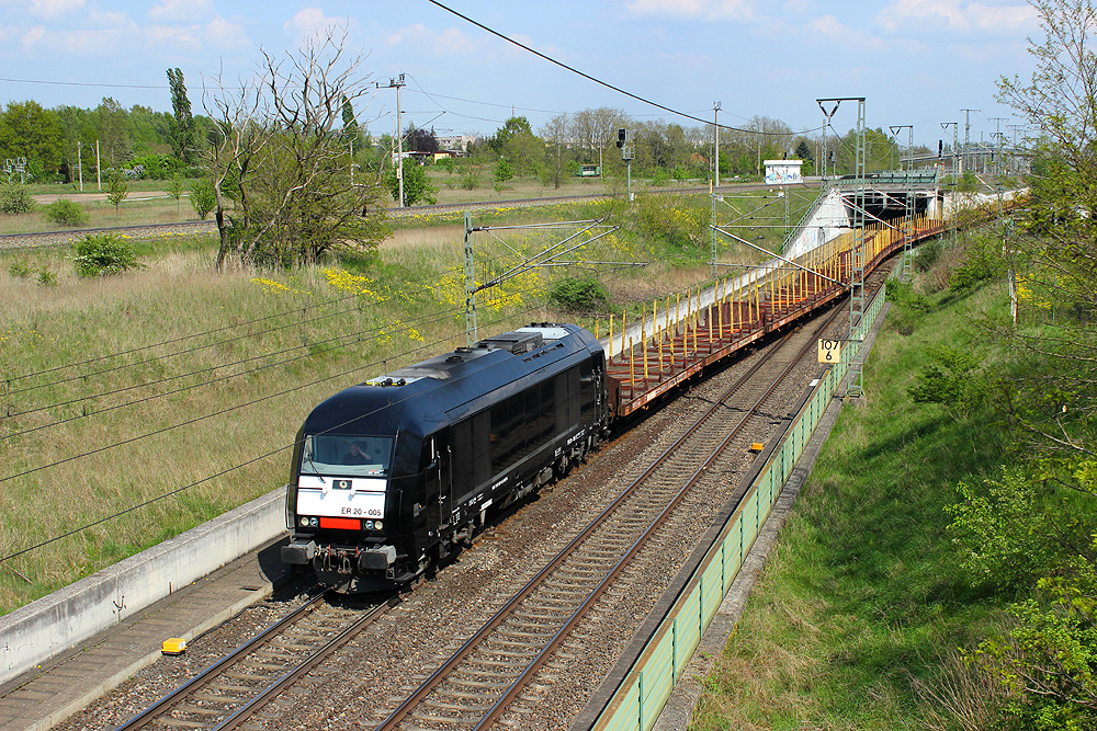 25.04.2014 14:38 Uhr - ER20-005 von MRCE war mit einem leeren Holzzug aus Niedergörne nach Stendal gekommen und fährt nach dem Kopfmachen in Richtung Oebisfelde aus.