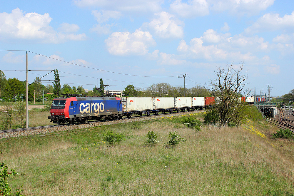 25.04.2014 14:43 Uhr - 482 033 von SBB-Cargo fährt mit einem Containerzug in Richtung Salzwedel.