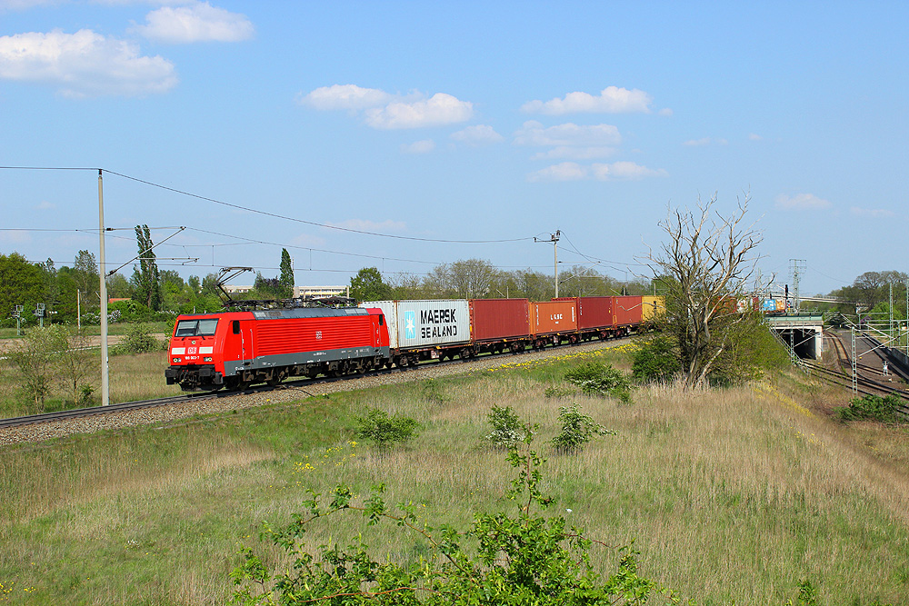25.04.2014 16:18 Uhr - 189 003 fährt mit einem Containerzug in Richtung Salzwedel.