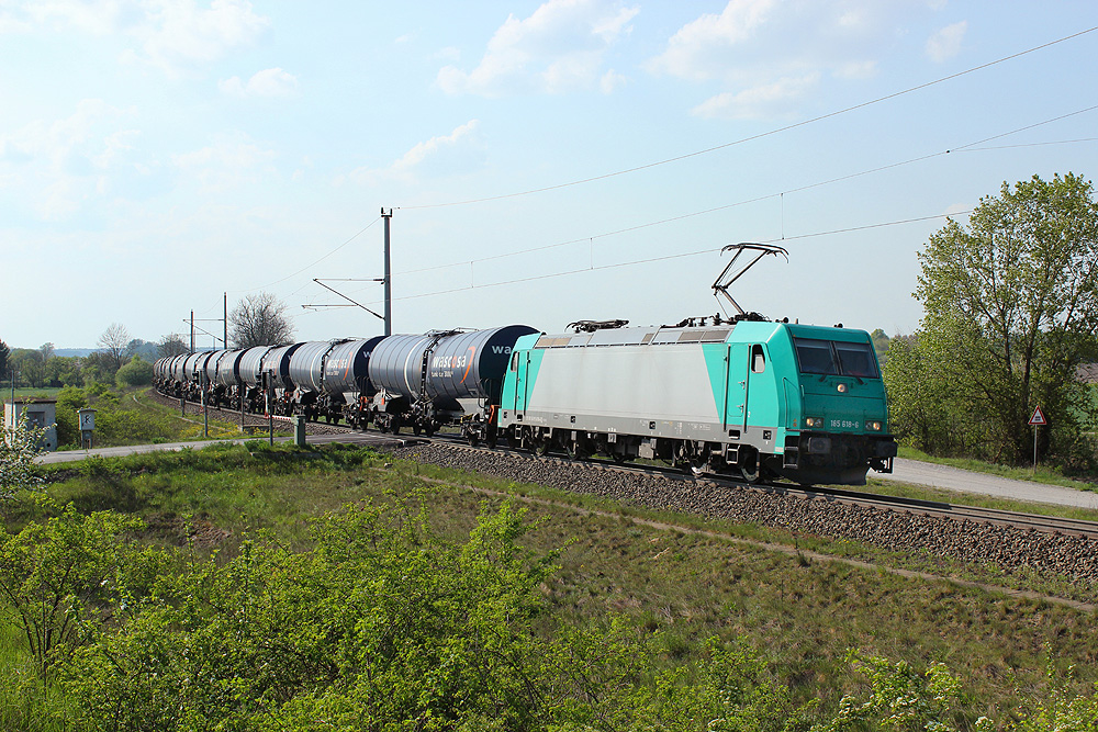 25.04.2014 16:34 Uhr - HGK 185 618 kommt mit einem Kesselzug aus Richtung Salzwedel.