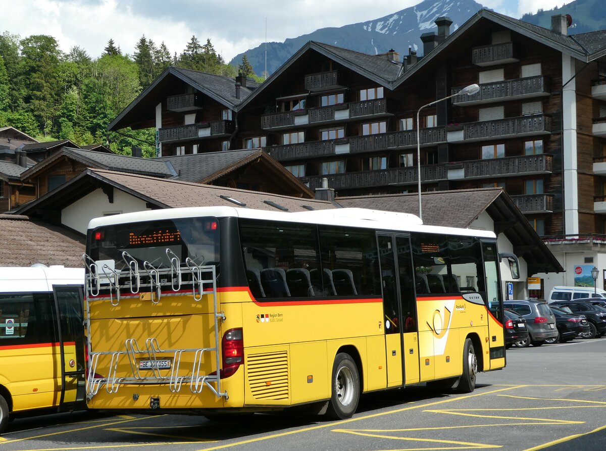 (251'149) - Kbli, Gstaad - Nr. 6/BE 107'055/PID 4534 - Setra am 6. Juni 2023 beim Bahnhof Gstaad