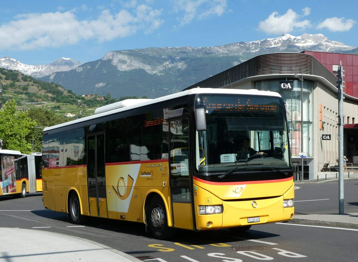 (251'188) - PostAuto Wallis - Nr. 21/VS 365'402/PID 5039 - Irisbus am 9. Juni 2023 beim Bahnhof Sion