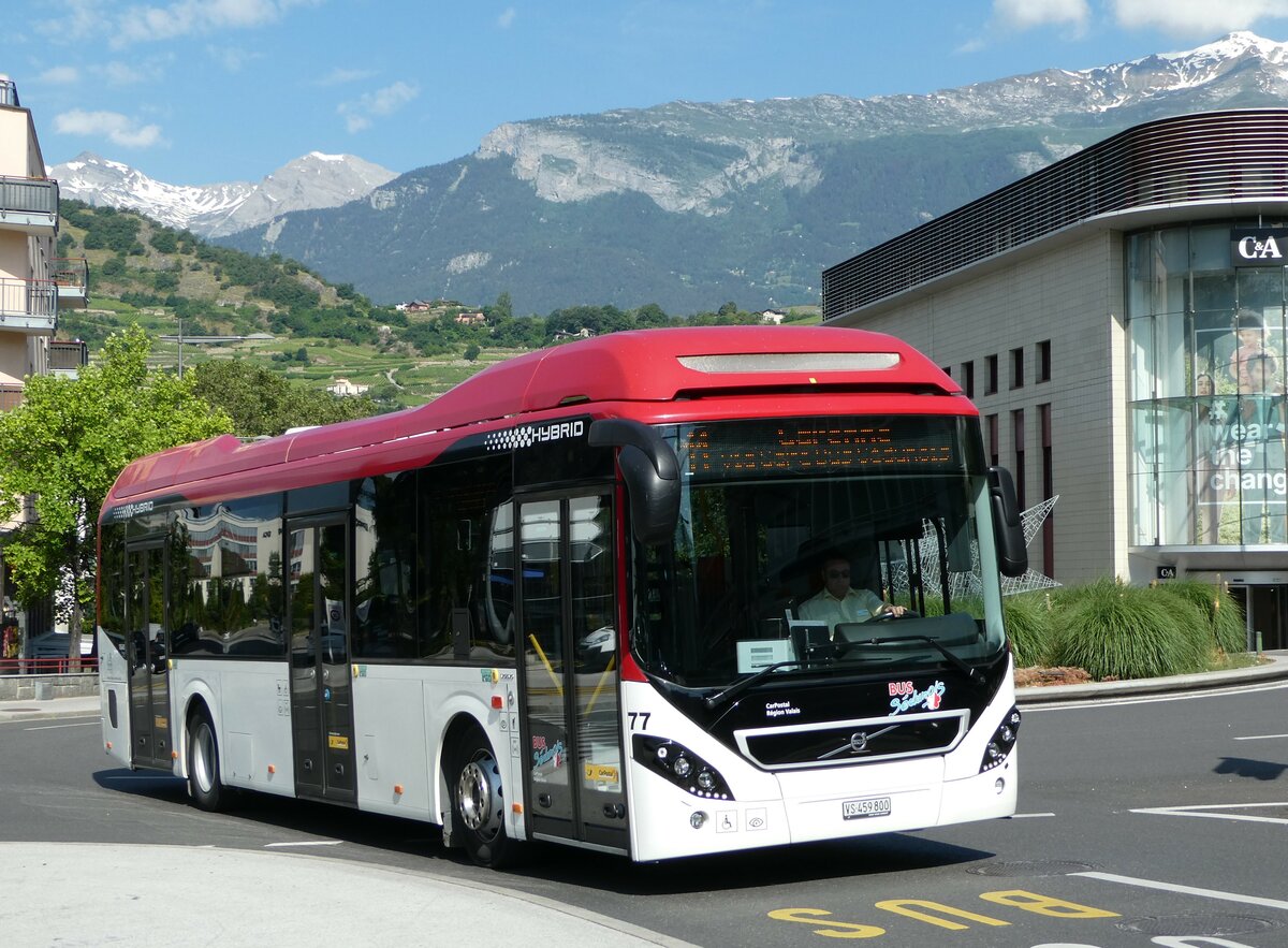 (251'198) - PostAuto Wallis - Nr. 77/VS 459'800/PID 10'640 - Volvo am 9. Juni 2023 beim Bahnhof Sion