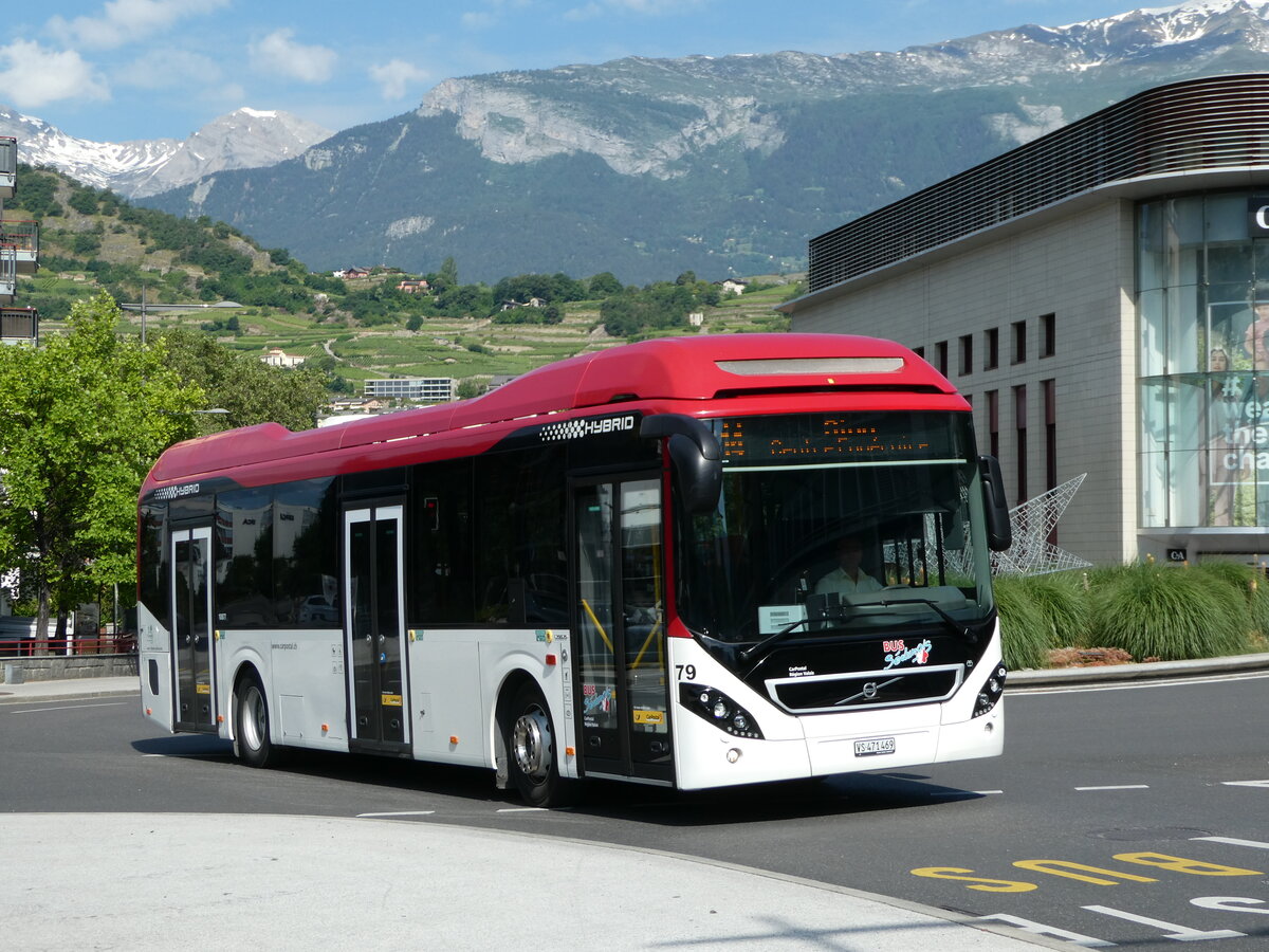 (251'201) - PostAuto Wallis - Nr. 79/VS 471'469/PID 10'877 - Volvo am 9. Juni 2023 beim Bahnhof Sion