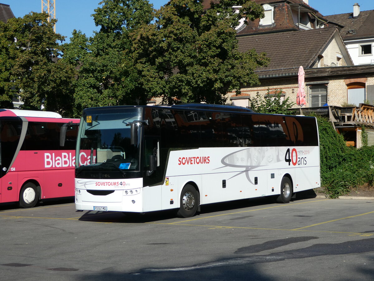 (253'900) - Aus Frankreich: Sovetours, La Roche sur Yon - FD 047 MQ - Van Hool am 19. August 2023 in Zrich, Sihlquai