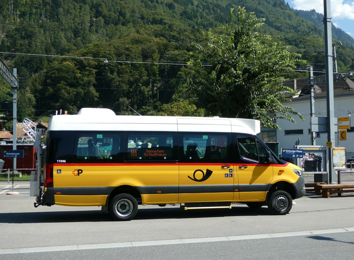 (254'102) - PostAuto Bern - BE 477'965/PID 11'946 - Mercedes am 21. August 2023 beim Bahnhof Wilderswil