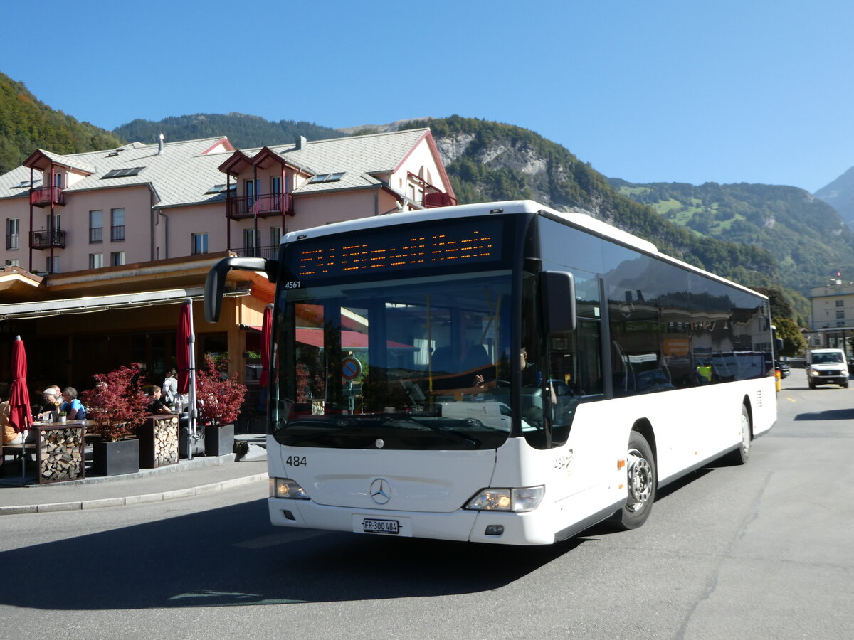 (255'823) - Intertours, Domdidier - Nr. 484/FR 300'484 - Mercedes (ex PostAuto Bern Nr. 1/PID 4561; ex Klopfstein, Laupen Nr. 1) am 2. Oktober 2023 beim Bahnhof Meiringen