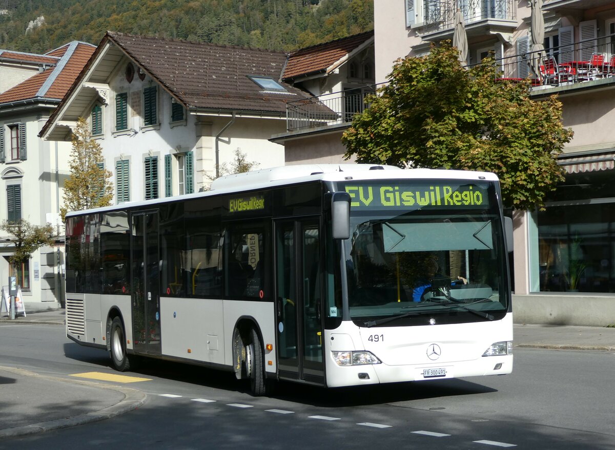 (256'147) - Intertours, Domdidier - Nr. 491/FR 300'491 - Mercedes (ex Steiner, Ortschwaben Nr. 12/PID 4289) am 17. Oktober 2023 in Meiringen, Casino Platz