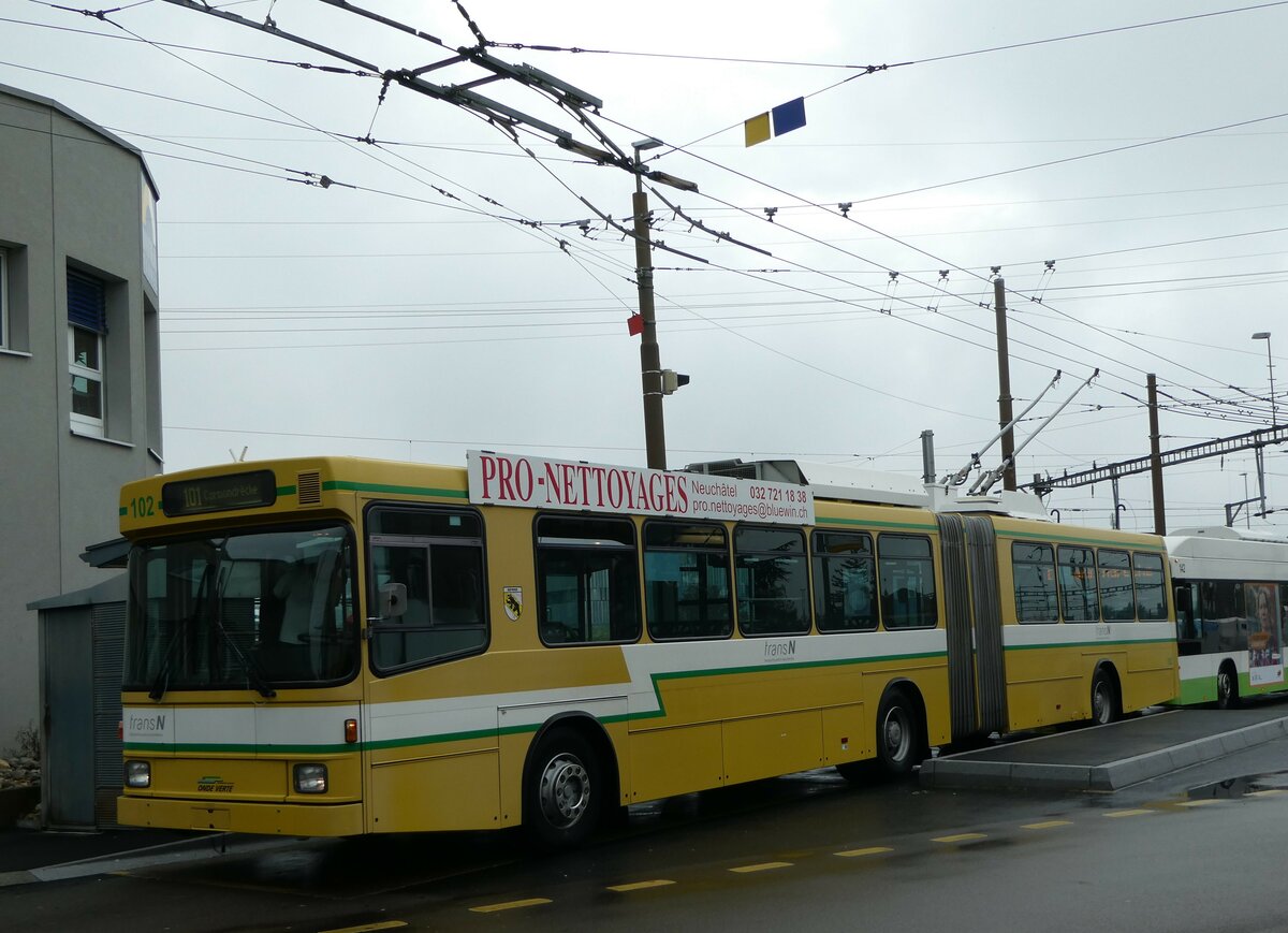 (256'188) - transN, La Chaux-de-Fonds - Nr. 102 - NAW/Hess Gelenktrolleybus (ex TN Neuchtel Nr. 102) am 19. Oktober 2023 beim Bahnhof Marin-pagnier