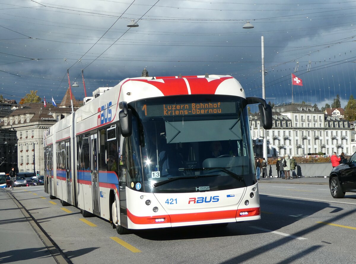 (256'876) - VBL Luzern - Nr. 421 - Hess/Hess Doppelgelenktrolleybus am 10. November 2023 in Luzern, Bahnhofbrcke