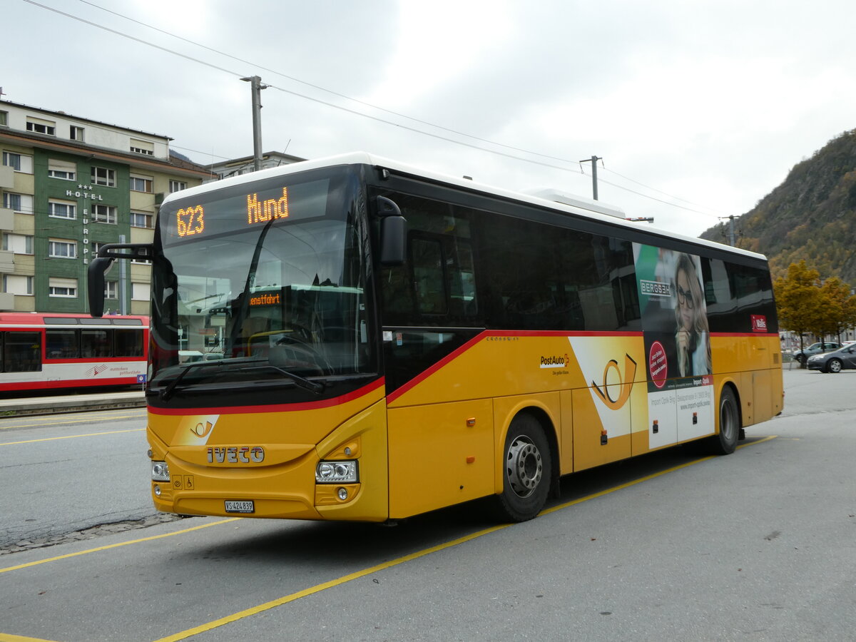 (257'052) - PostAuto Wallis - VS 424'839/PID 10'085 - Iveco am 16. November 2023 beim Bahnhof Brig