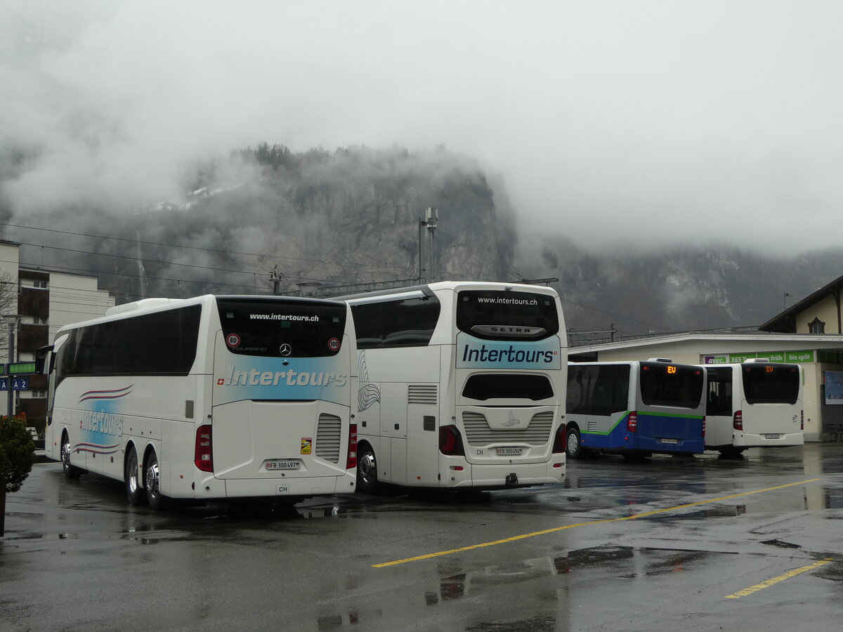 (257'332) - Intertours, Domdidier - FR 300'497 - Mercedes am 1. Dezember 2023 beim Bahnhof Meiringen