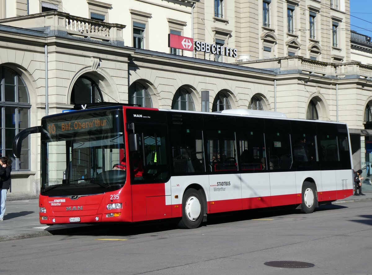 (259'105) - SW Winterthur - Nr. 235/ZH 661'235 - MAN am 3. Februar 2024 bim Hauptbahnhof Winterthur