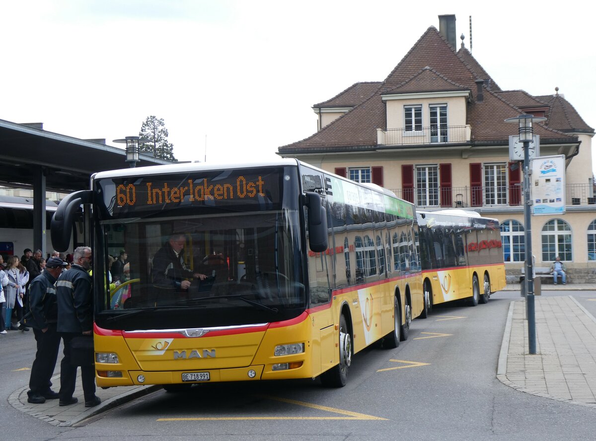 (259'654) - PostAuto Bern - BE 718'991/PID 10'526 - MAN am 26. Februar 2024 beim Bahnhof Spiez