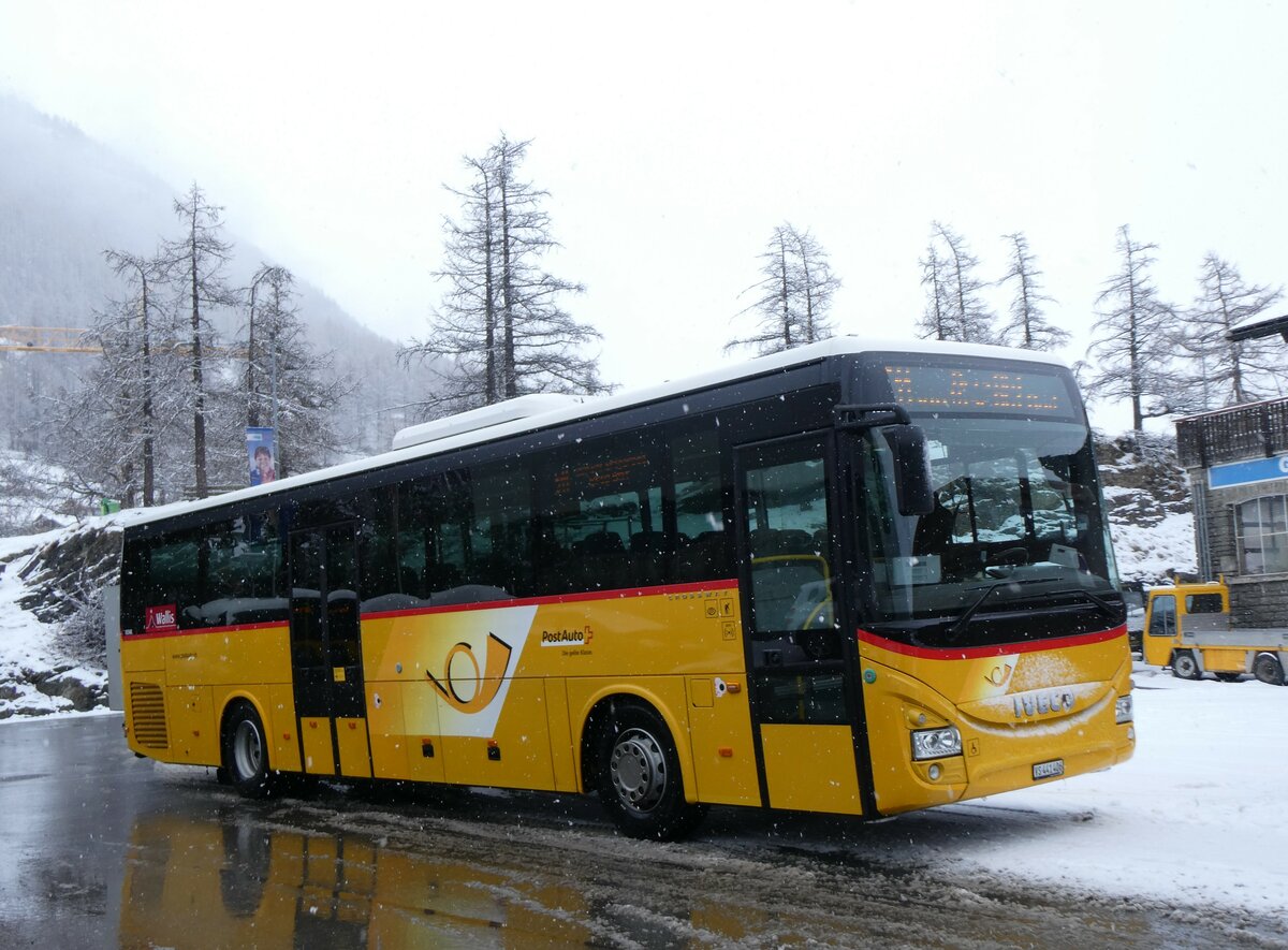 (259'721) - PostAuto Wallis - VS 441'406/PID 10'348 - Iveco am 27. Februar 2024 in Saas-Fee, Busterminal