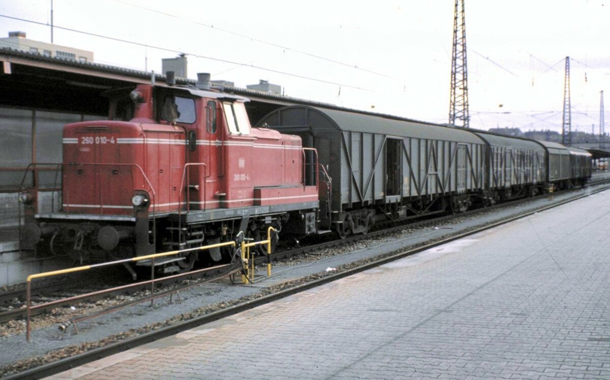 260 010-4 mit Behelfspackwagen und Schiebewandwagen (Expressgut und Post) in Ulm am 28.10.1981.