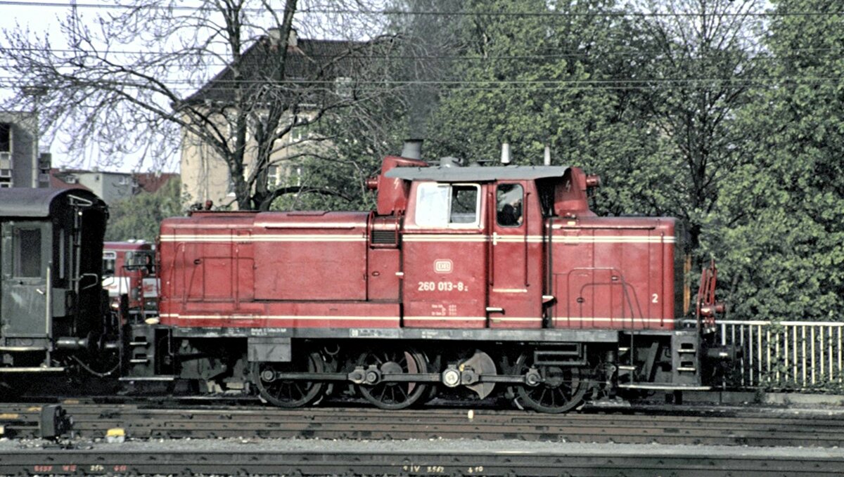 260 013-8 rangiert mit einem Eilzugwagen Typ E 30 in Ulm am 26.04.1981.