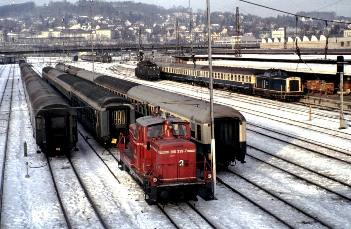 260 339-7 und 211 214-2 mit 2.Klasse Mitteleinstiegswagen Byl (b) 421 und eine 194 solo in Ulm am 13.12.1980.