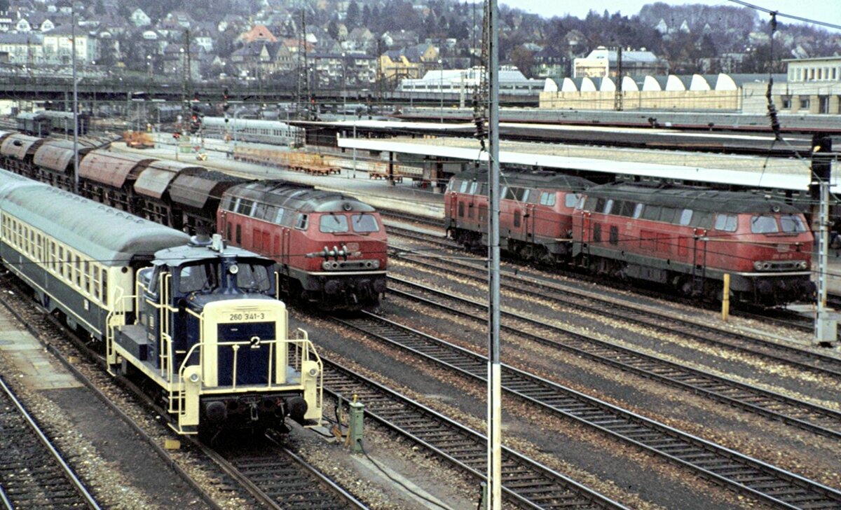 260 341-3 rangiert mit Reisezugwagen; 215 mit Schüttgutwagen (Seitenschieberentladewagen) und 2 x 218 in Ulm am 14.11.1981.