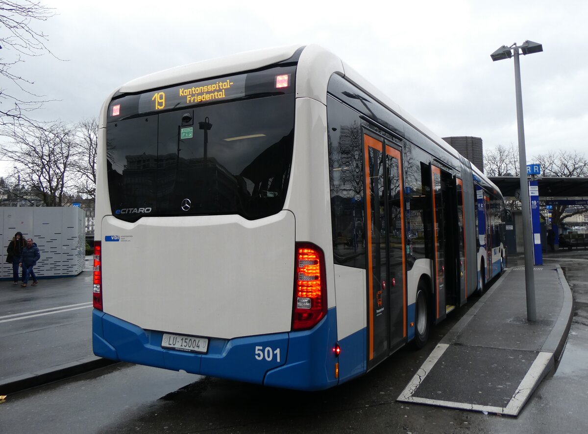 (260'267) - VBL Luzern - Nr. 501/LU 15'004 - eMercedes am 12. Mrz 2024 beim Bahnhof Luzern