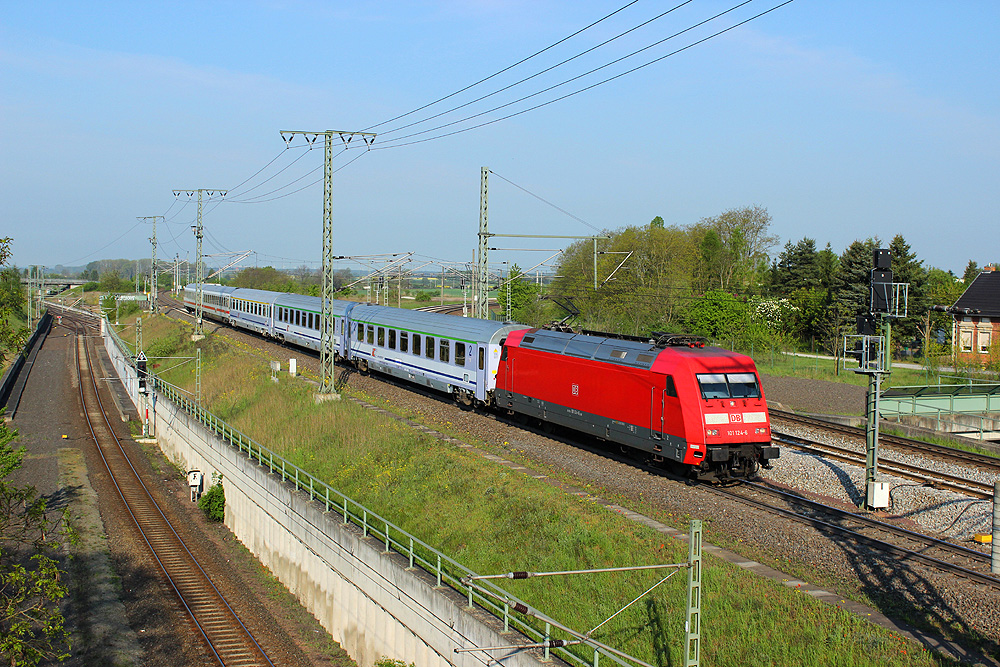 26.04.2014 08:46 Uhr - 101 124 fährt mit dem EC 249  Wawel  Hamburg - Wroclaw in Stendal ein.