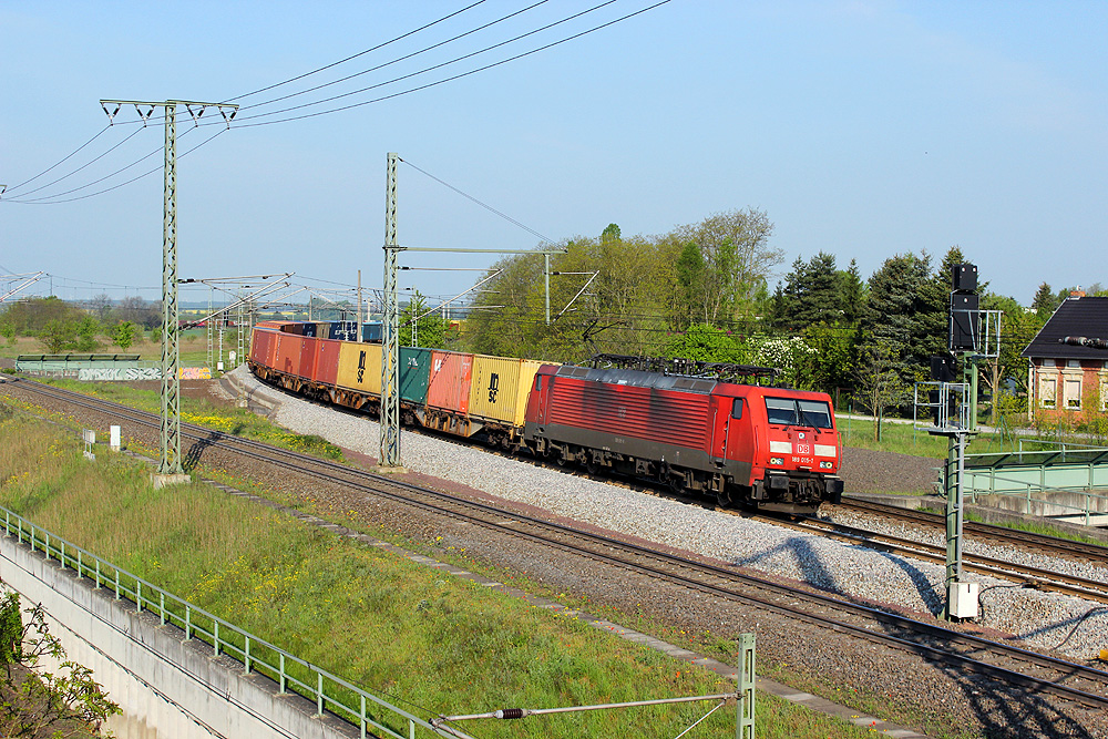 26.04.2014 08:54 Uhr - 189 015 hatte mit einem Metrans-Containerzug am Einfahrsignal der Wittenberger Strecke den EC und die EGP abwarten müssen und fährt nun in den Güterbahnhof ein. Nach Betriebshalt ging es dann in Richtung Magdeburg weiter.