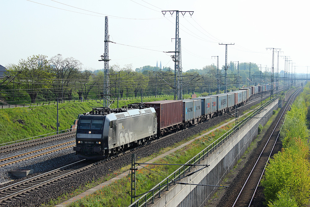 26.04.2014 09:00 Uhr - MRCE 185 555 fährt mit einem Containerzug aus Richtung Berlin kommend in Richtung Salzwedel.