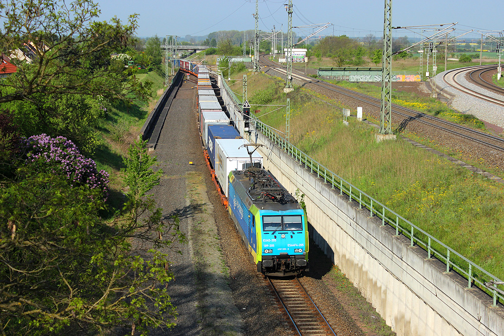 26.04.2014 09:07 Uhr - PKP-Cargo 189 205 fährt mit einem KLV-Zug aus Richtung Oebisfelde kommend in den Güterbahnhof ein. Nach Betriebshalt ging es in Richtung Berlin weiter.