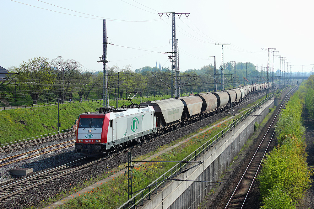 26.04.2014 09:22 Uhr - ITL 185 650 fährt mit einem Transcerealeszug aus Richtung Magdeburg kommend in Richtung Salzwedel.