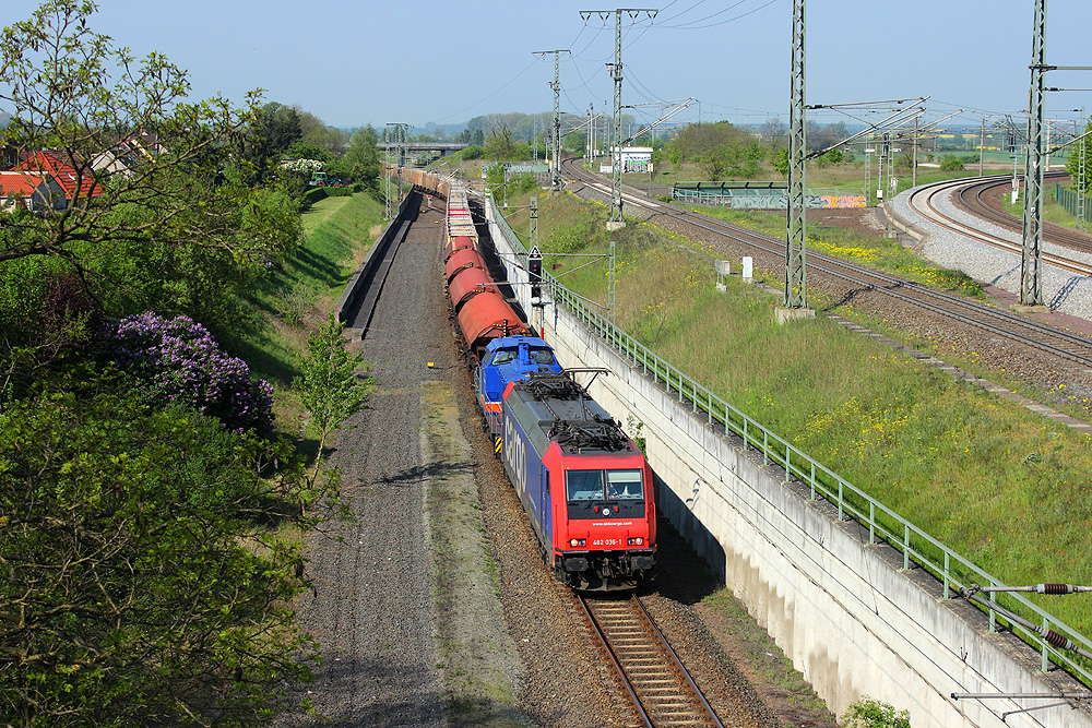 26.04.2014 10:24 Uhr - SBB-Cargo 482 036 hat Raildox 293 002 mit Düngerwagen und einen Hackschnitzelzug für Niedergörne am Haken und fährt aus Richtung Oebisfelde kommend in den Güterbahnhof ein.