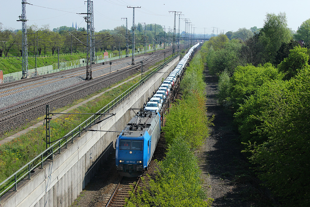 26.04.2014 10:53 Uhr - HGK 185 521 war mit einem ARS-Altmann-Zug aus Richtung Magdeburg gekommen und zieht nach einem Betriebshalt im Güterbahnhof zum Ausfahrsignal der Oebisfelder Strecke vor.