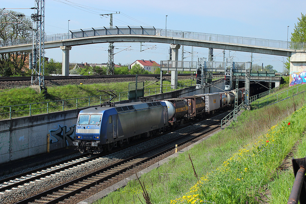 26.04.2014 11:11 Uhr - Crossrail 145-CL 203 kommt mit einem Containerzug auf dem Oebisfelder P-Zuggleis herein und fuhr in Richtung Magdeburg durch.