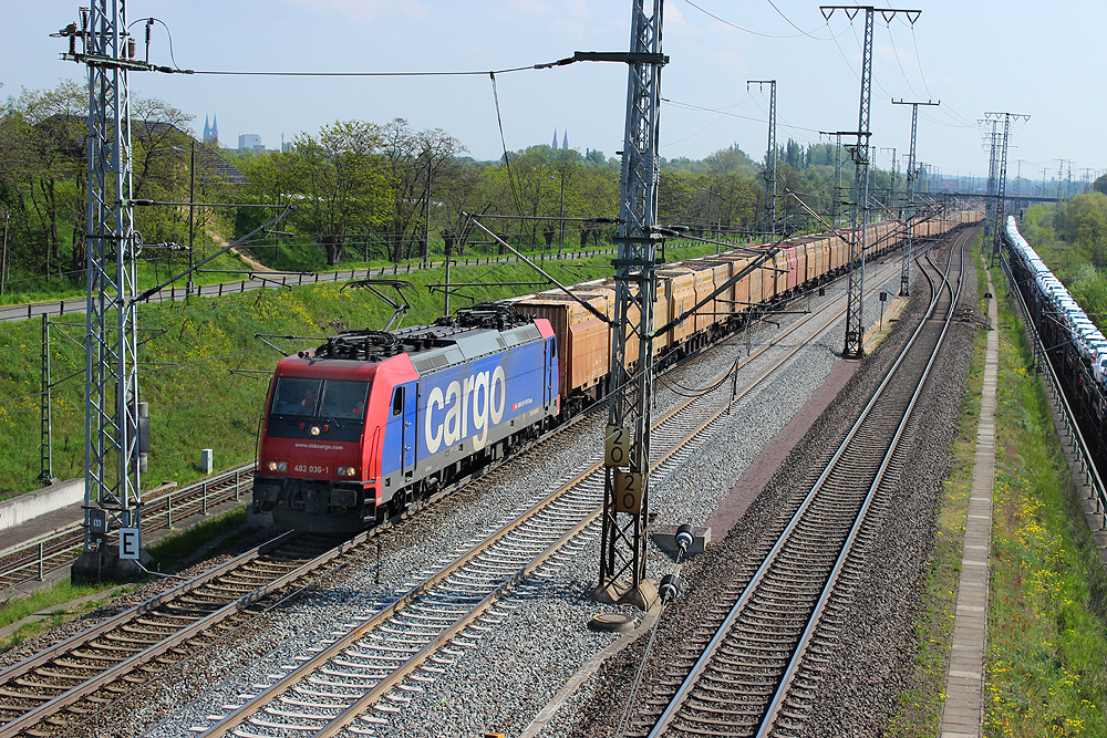 26.04.2014 11:12 Uhr - SBB-Cargo 482 036 bringt den Hackschnitzelzug weiter nach Borstel.
