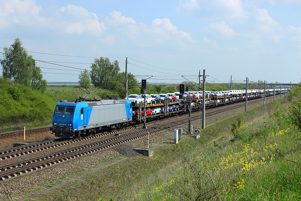 26.04.2014 11:55 Uhr - HGK 185 521 hat mit ihrem ARS-Altmann-Zug am Abzweig Nahrstedt auf die HGV in Richtung Oebisfelde eingefädelt.